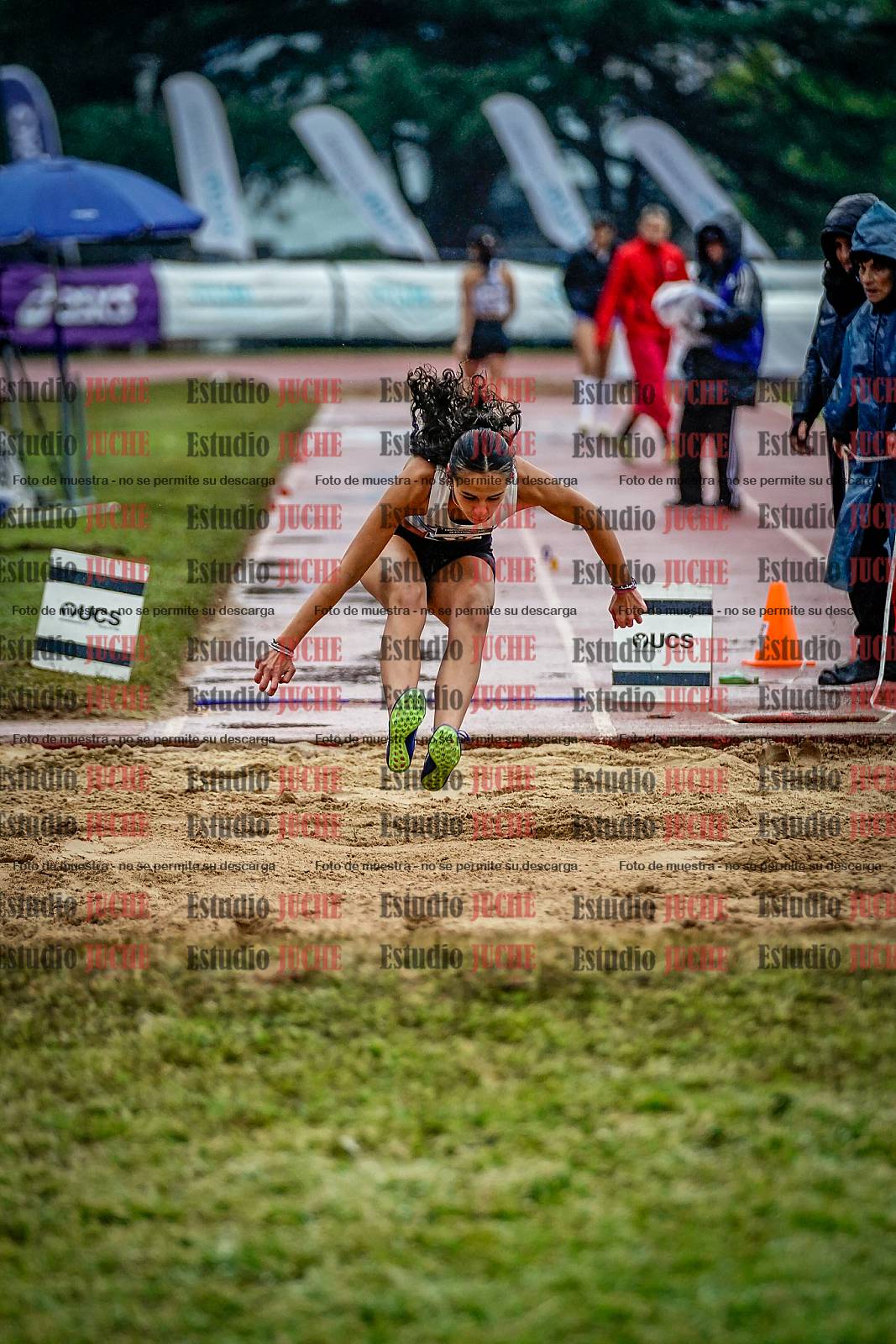 Fotos del salto en largo de mujeres