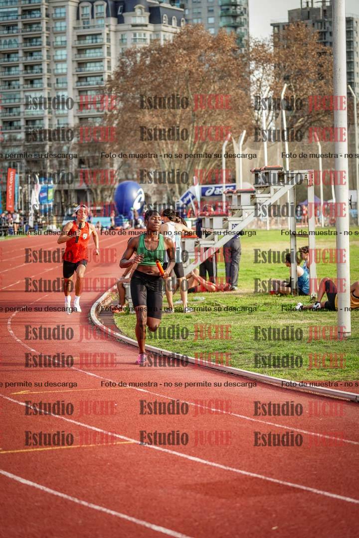 Fotos de las Postas 8x300 m mixta