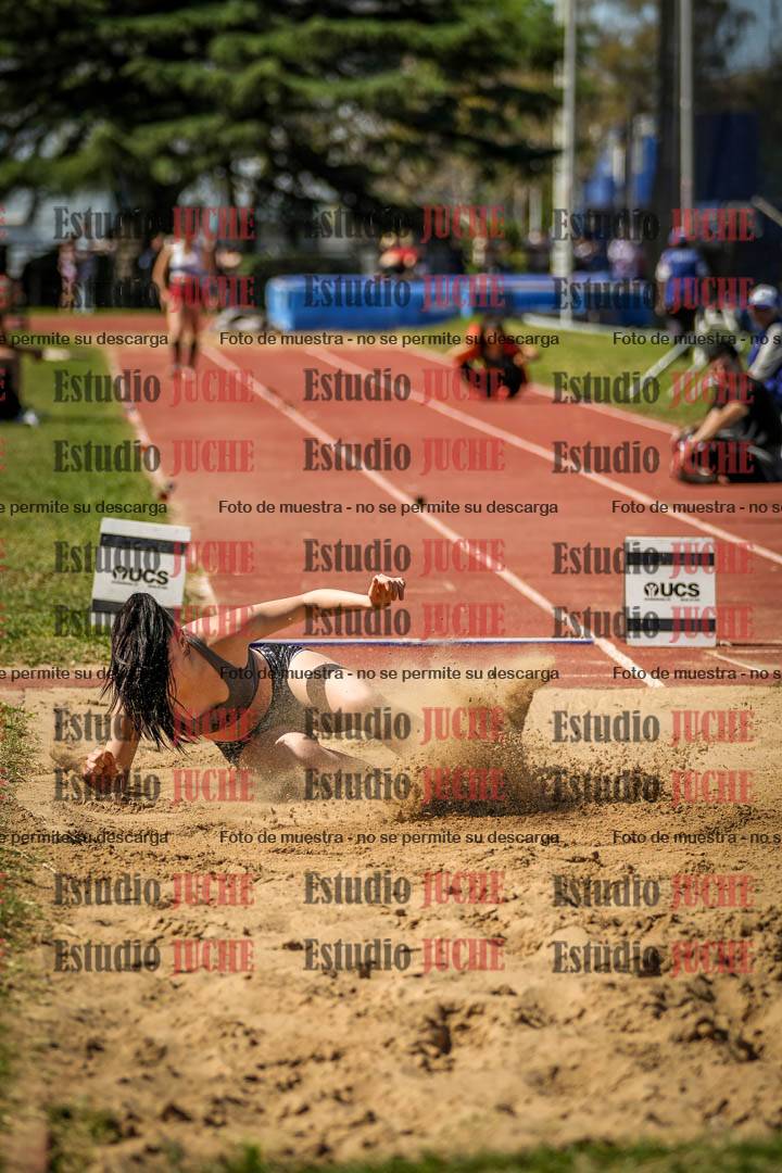 Fotos del salto en largo de mujeres