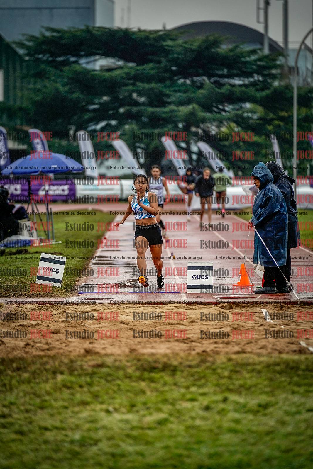 Fotos del salto en largo de mujeres