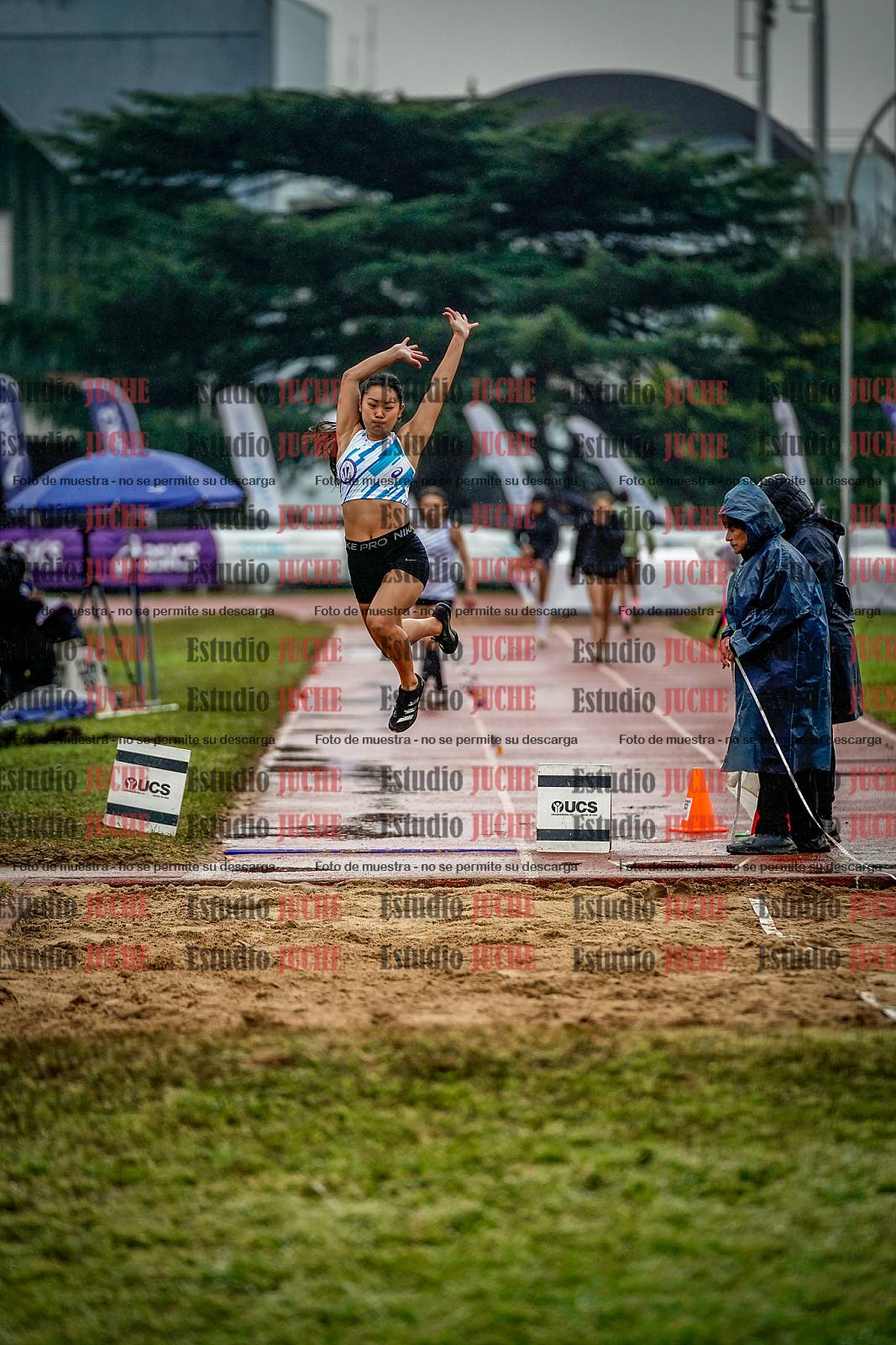 Fotos del salto en largo de mujeres