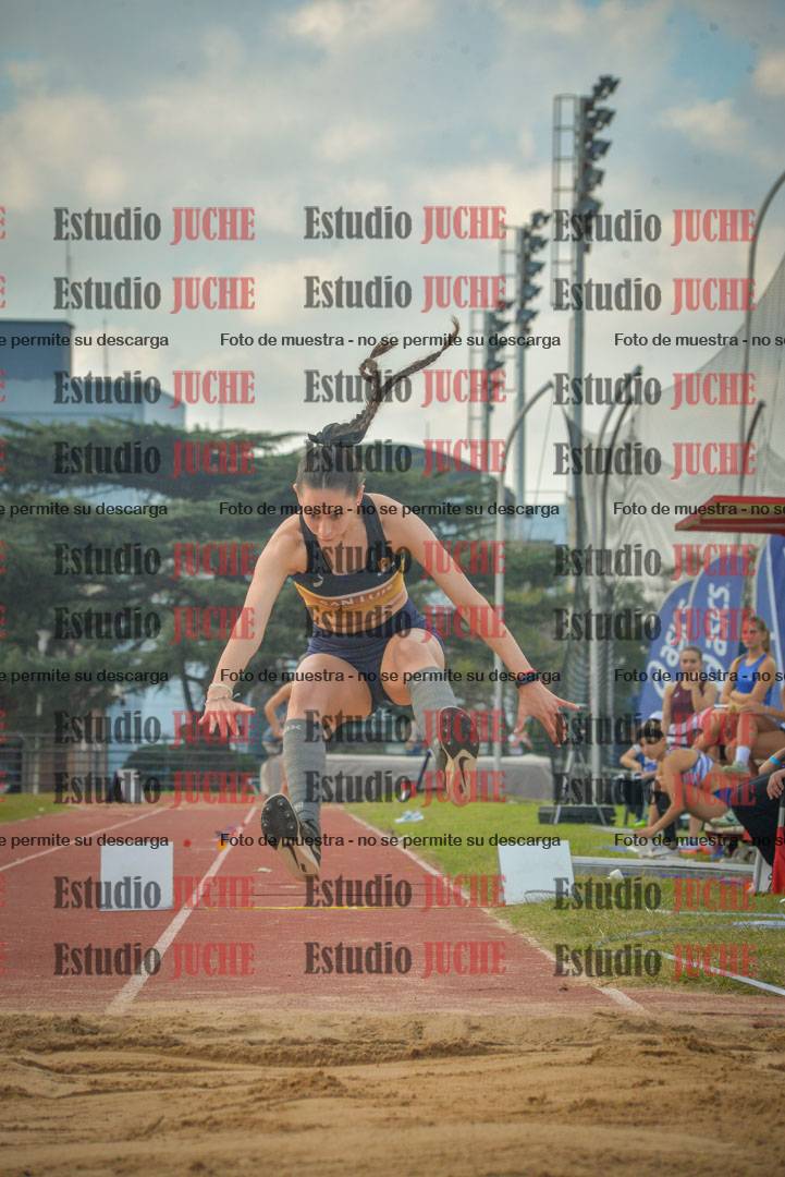 Fotos del salto en largo de mujeres