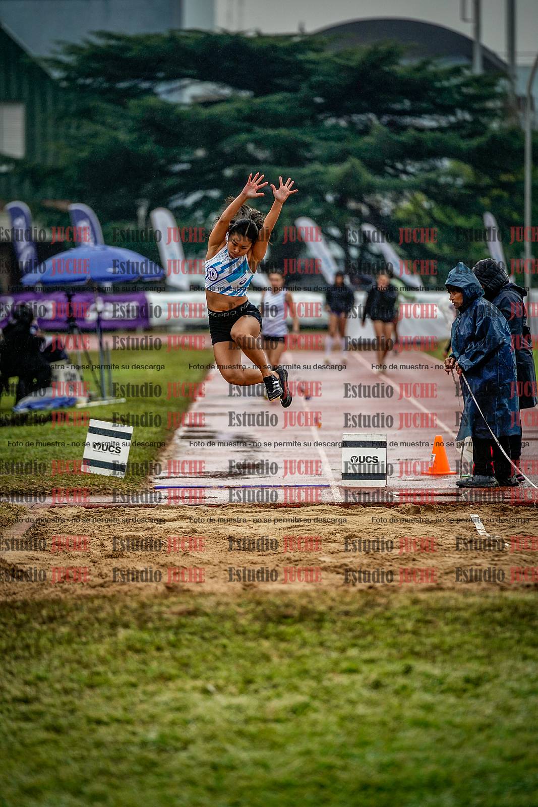 Fotos del salto en largo de mujeres