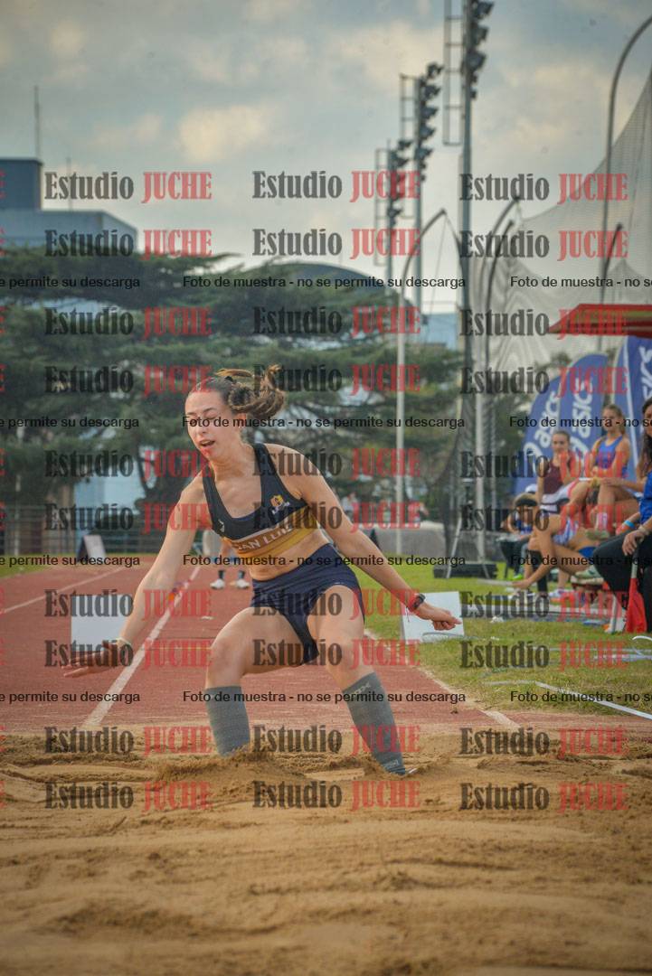 Fotos del salto en largo de mujeres