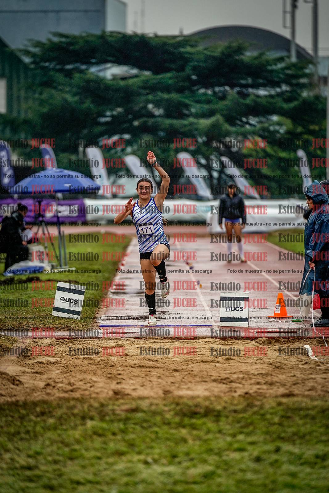 Fotos del salto en largo de mujeres