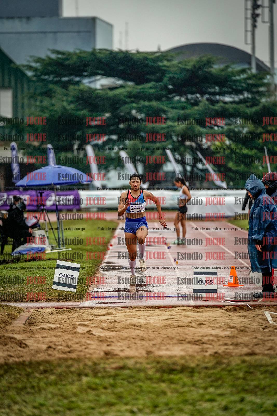 Fotos del salto en largo de mujeres
