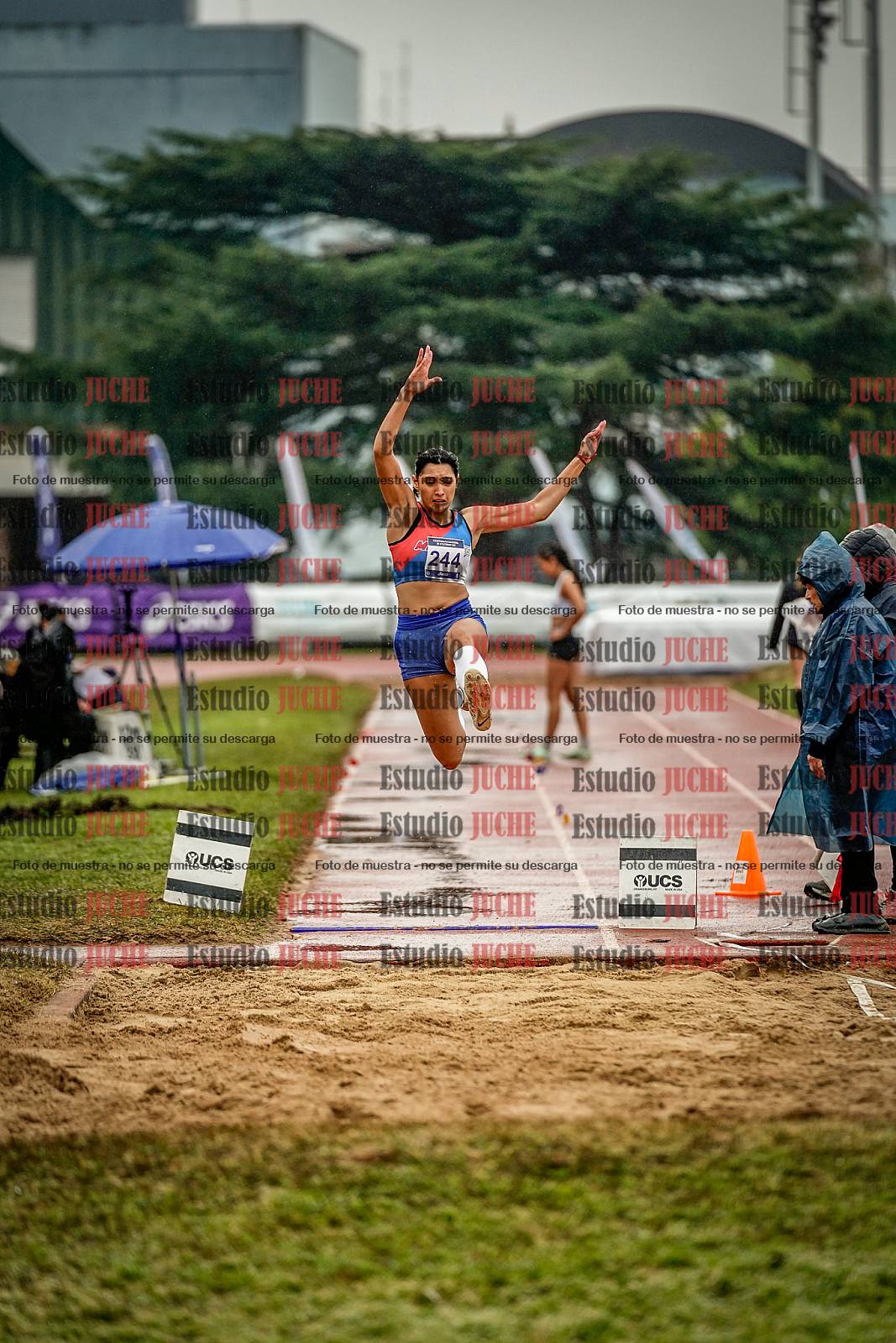 Fotos del salto en largo de mujeres