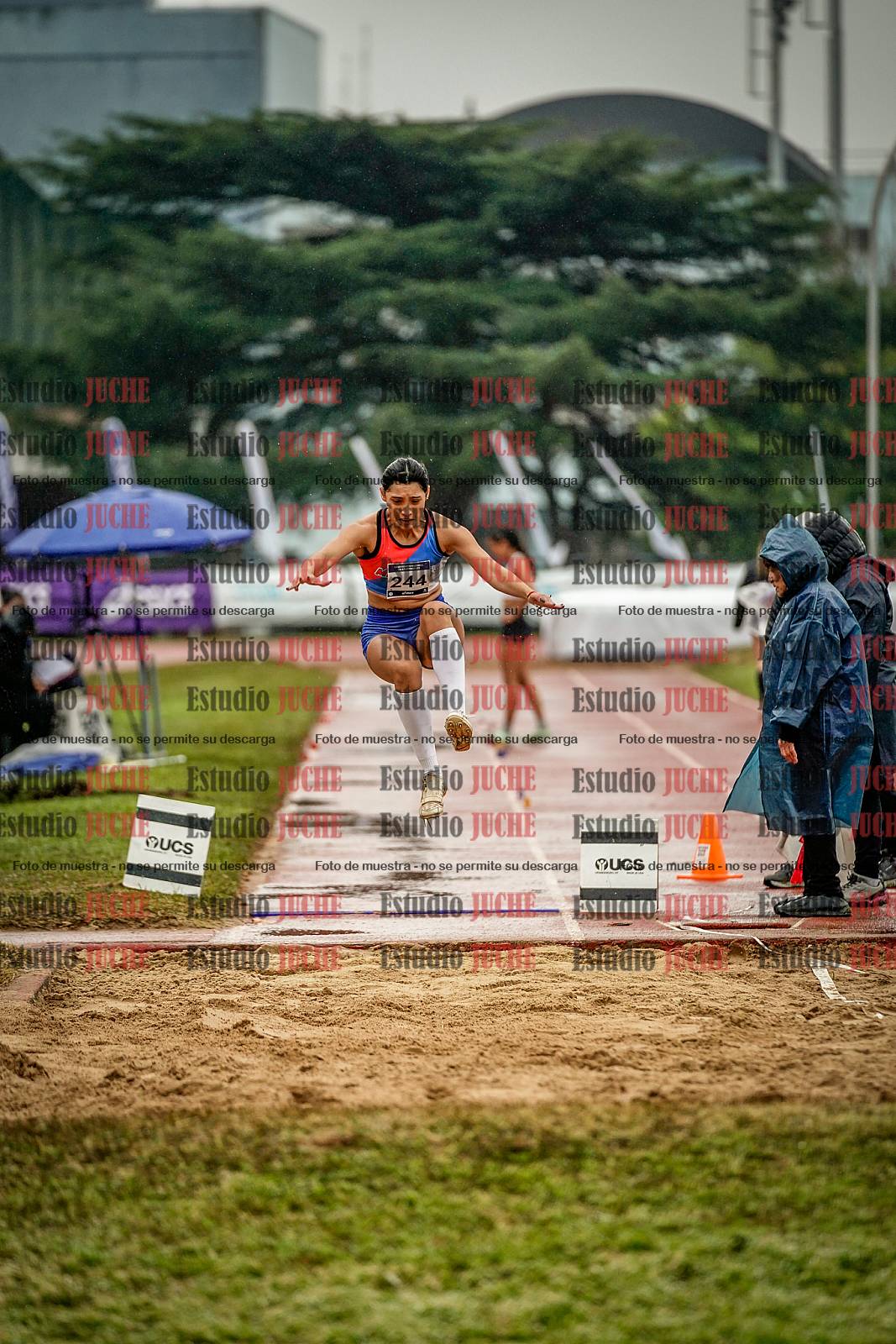 Fotos del salto en largo de mujeres