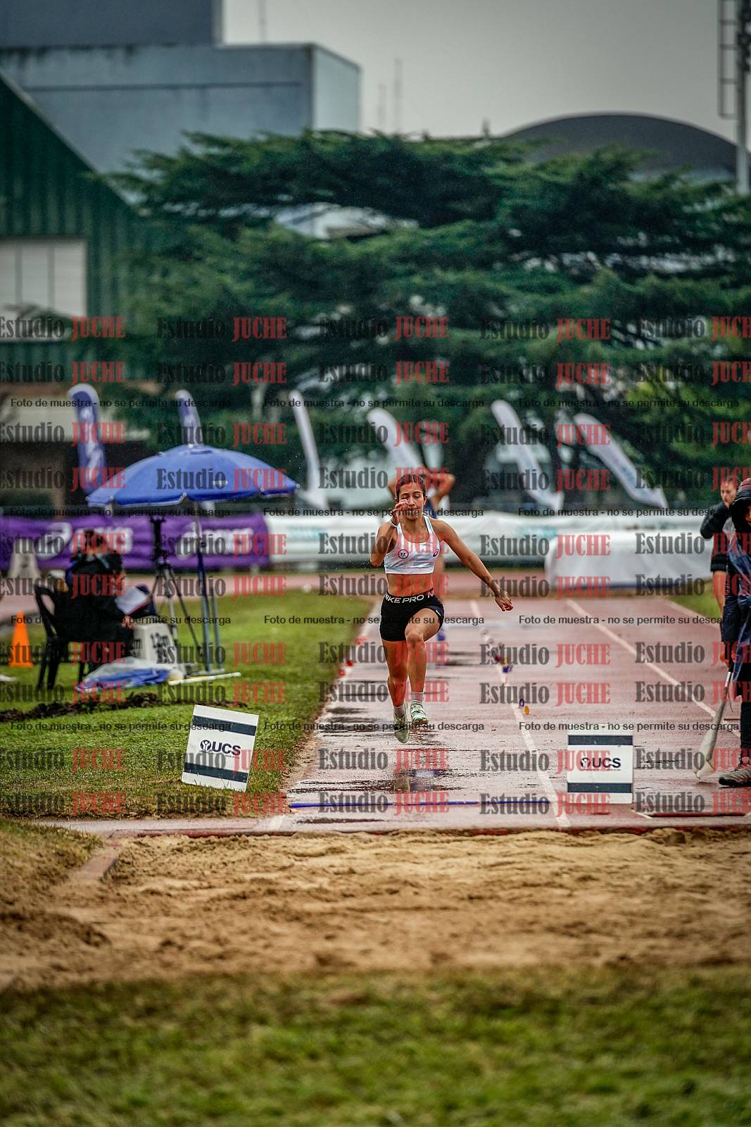 Fotos del salto en largo de mujeres