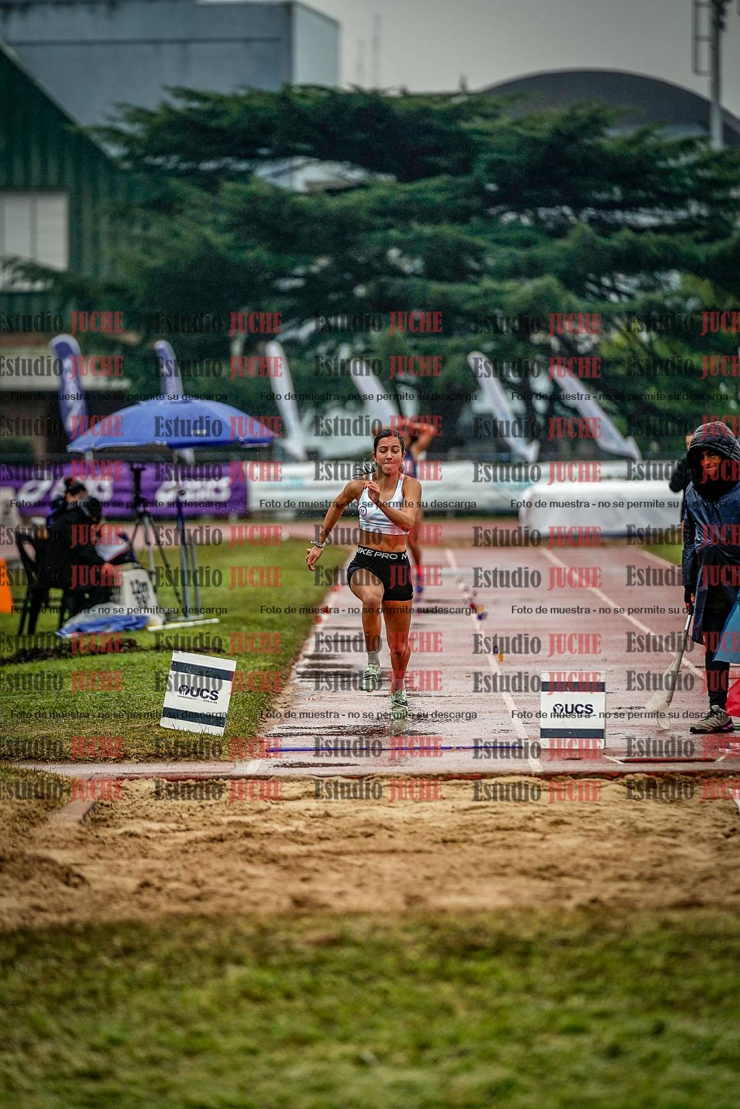Fotos del salto en largo de mujeres