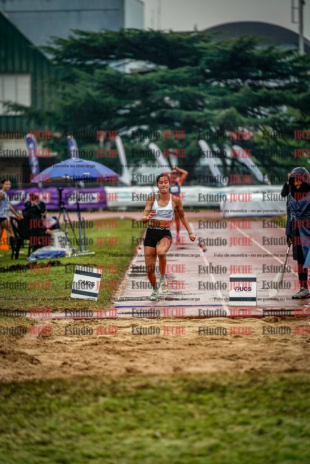 Fotos del salto en largo de mujeres