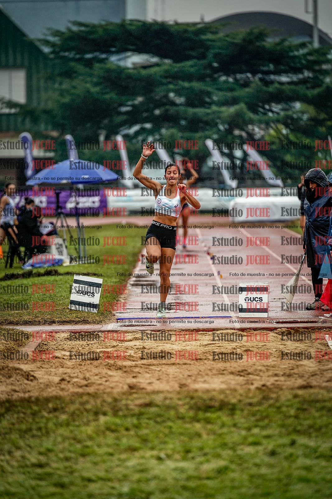 Fotos del salto en largo de mujeres