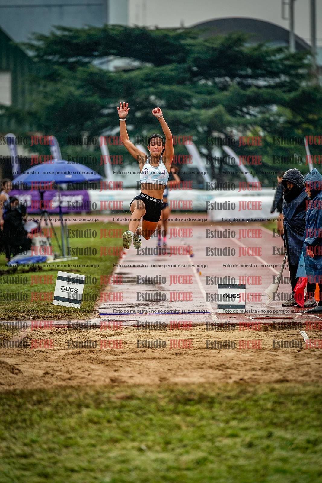 Fotos del salto en largo de mujeres