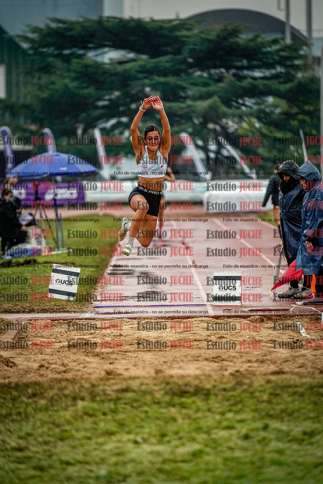 Fotos del salto en largo de mujeres