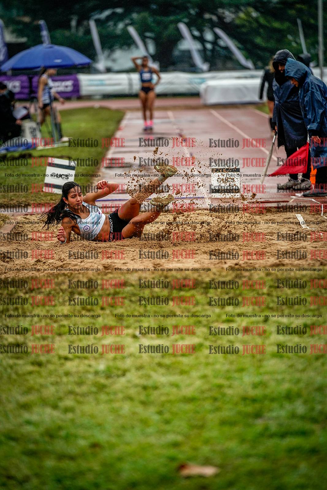 Fotos del salto en largo de mujeres
