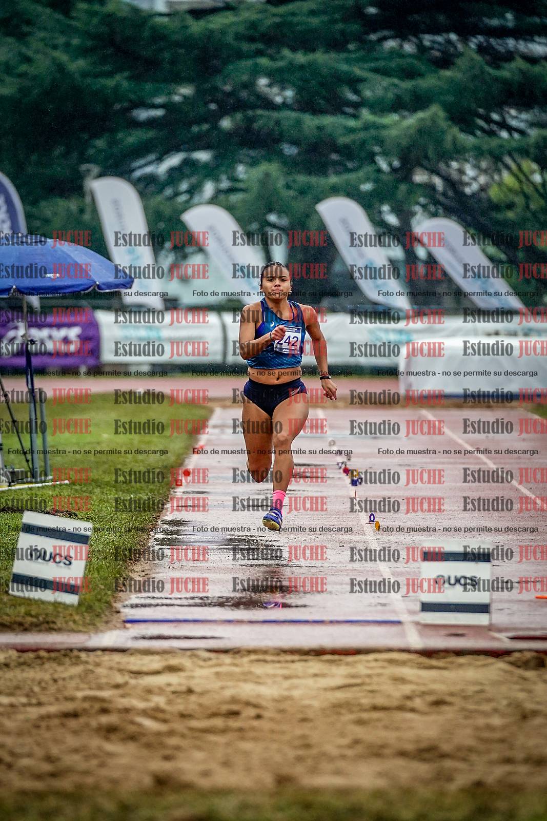 Fotos del salto en largo de mujeres