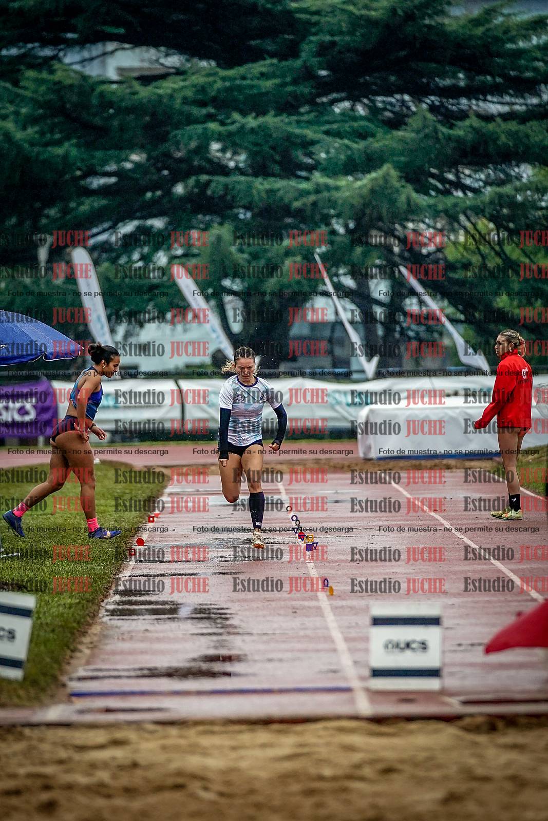 Fotos del salto en largo de mujeres