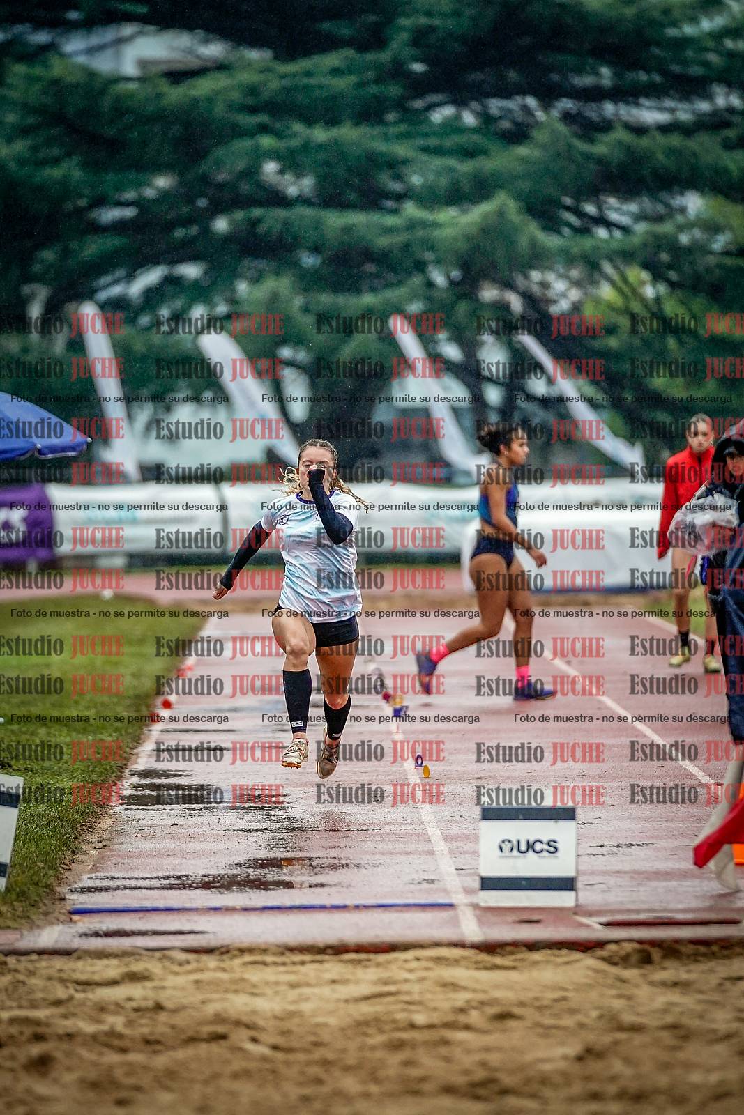 Fotos del salto en largo de mujeres