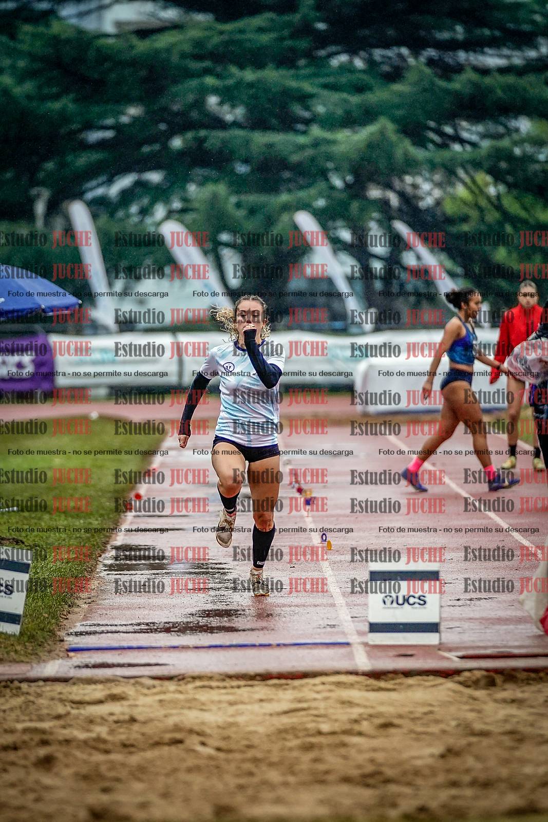 Fotos del salto en largo de mujeres
