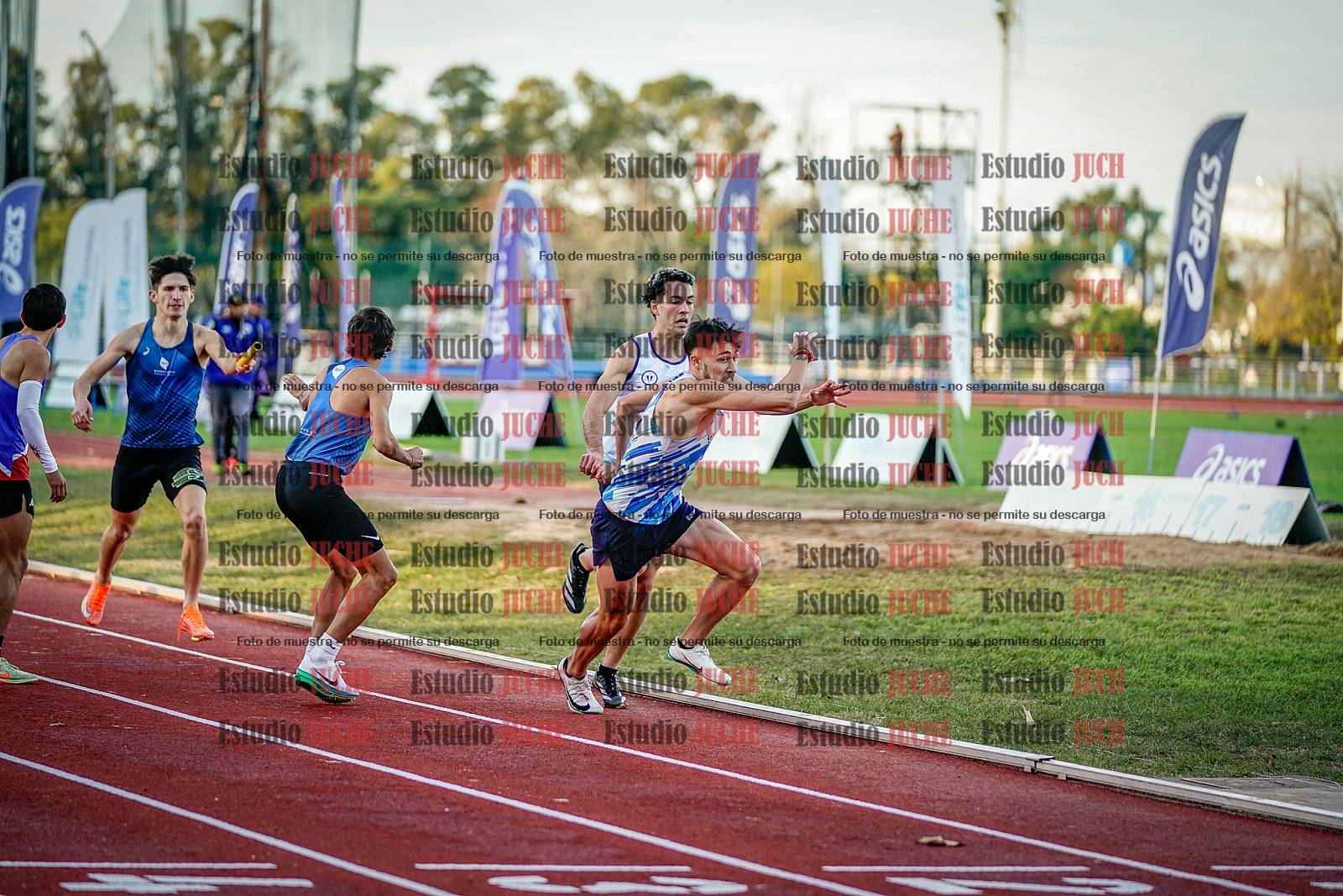 Fotos de las postas 4x400 m de varones