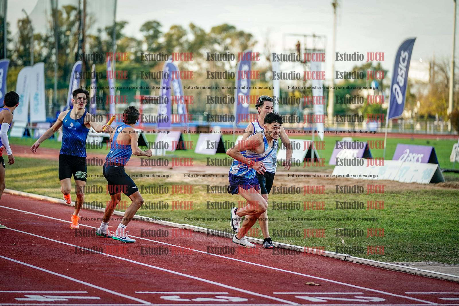 Fotos de las postas 4x400 m de varones