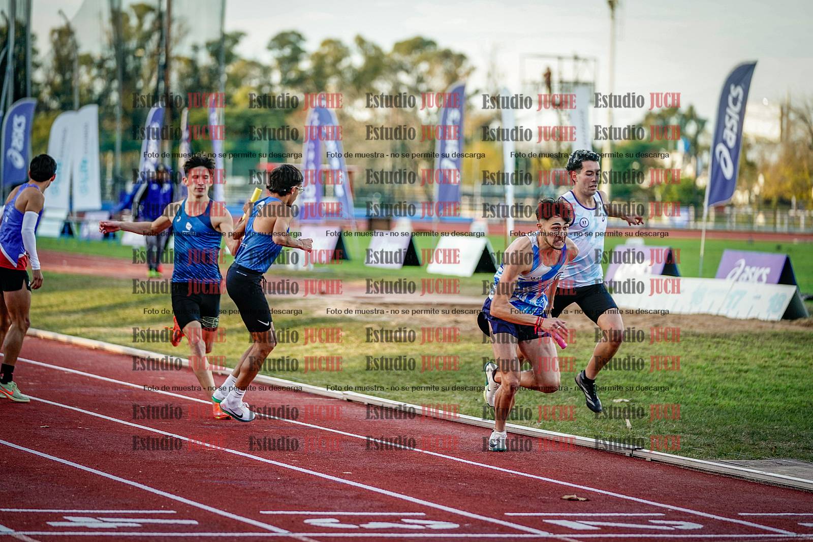 Fotos de las postas 4x400 m de varones