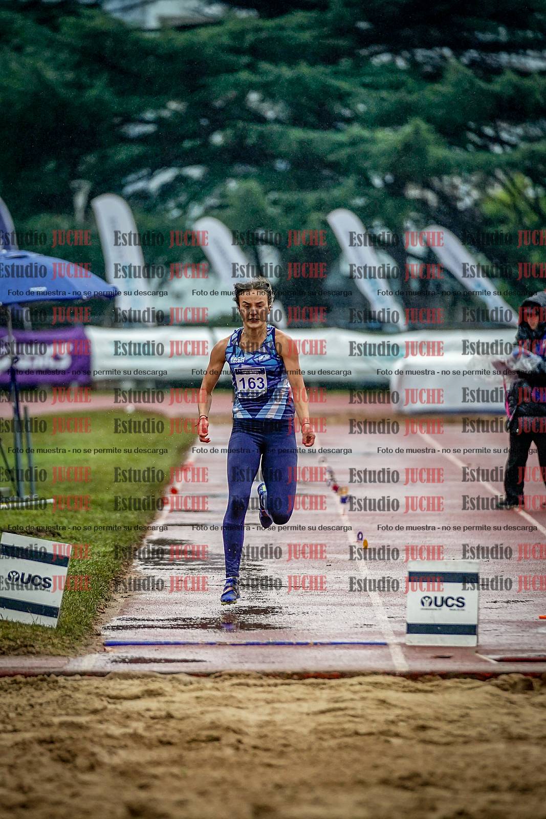 Fotos del salto en largo de mujeres