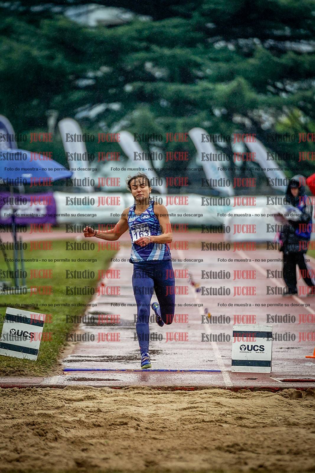 Fotos del salto en largo de mujeres