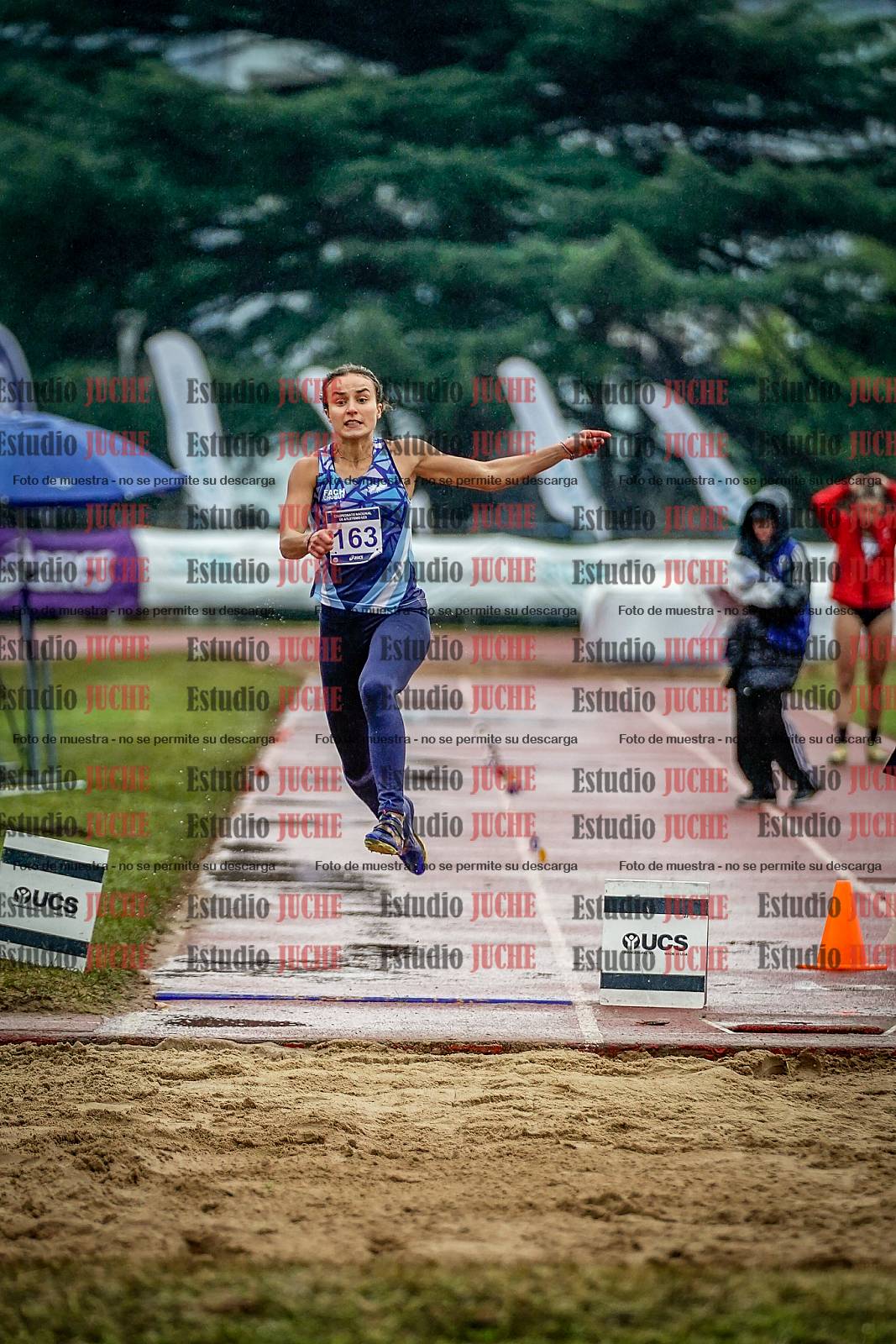 Fotos del salto en largo de mujeres