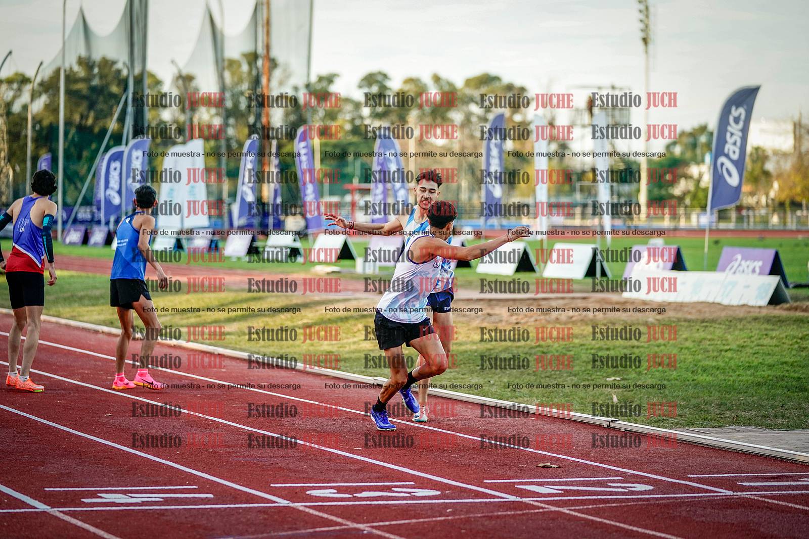 Fotos de las postas 4x400 m de varones