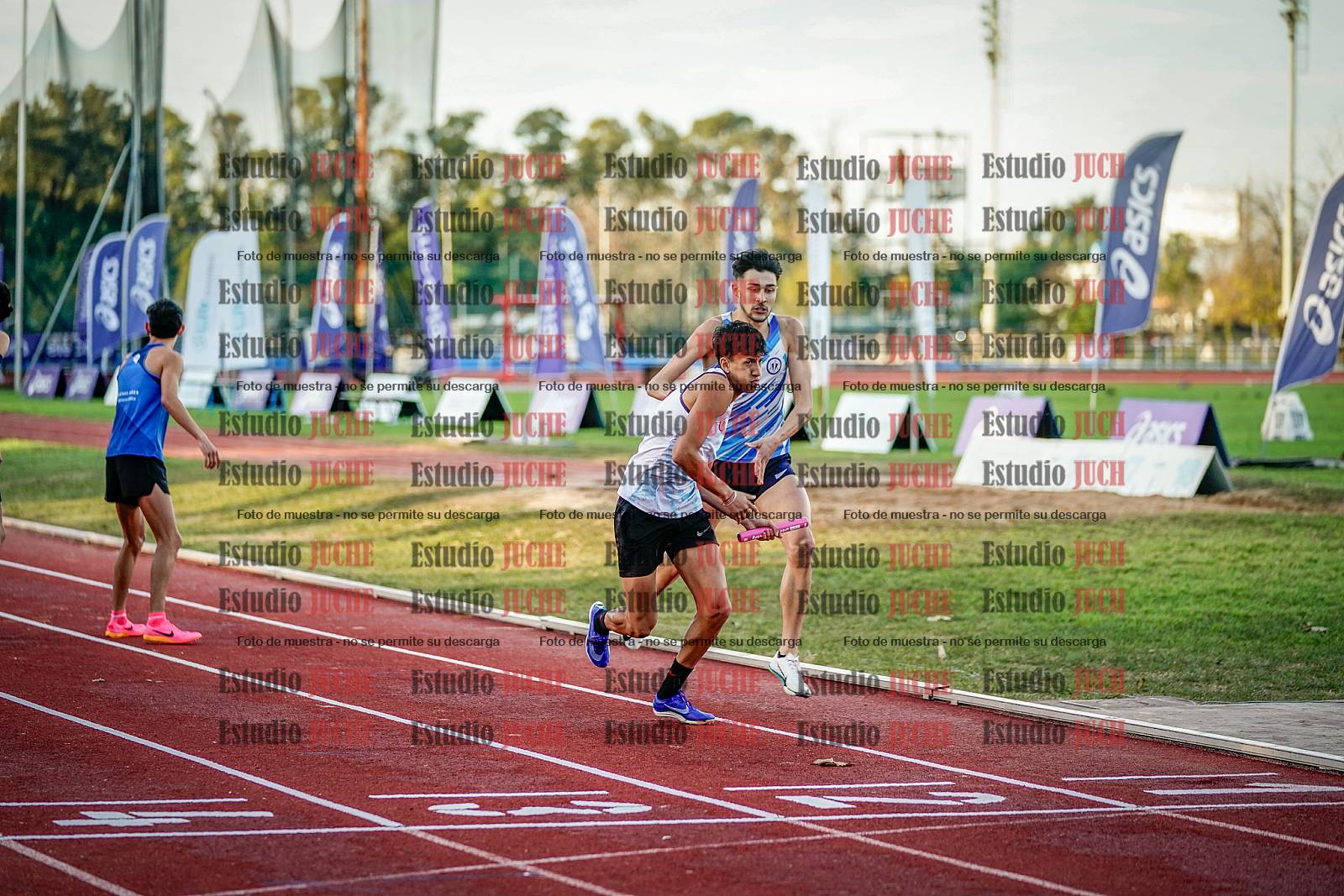 Fotos de las postas 4x400 m de varones