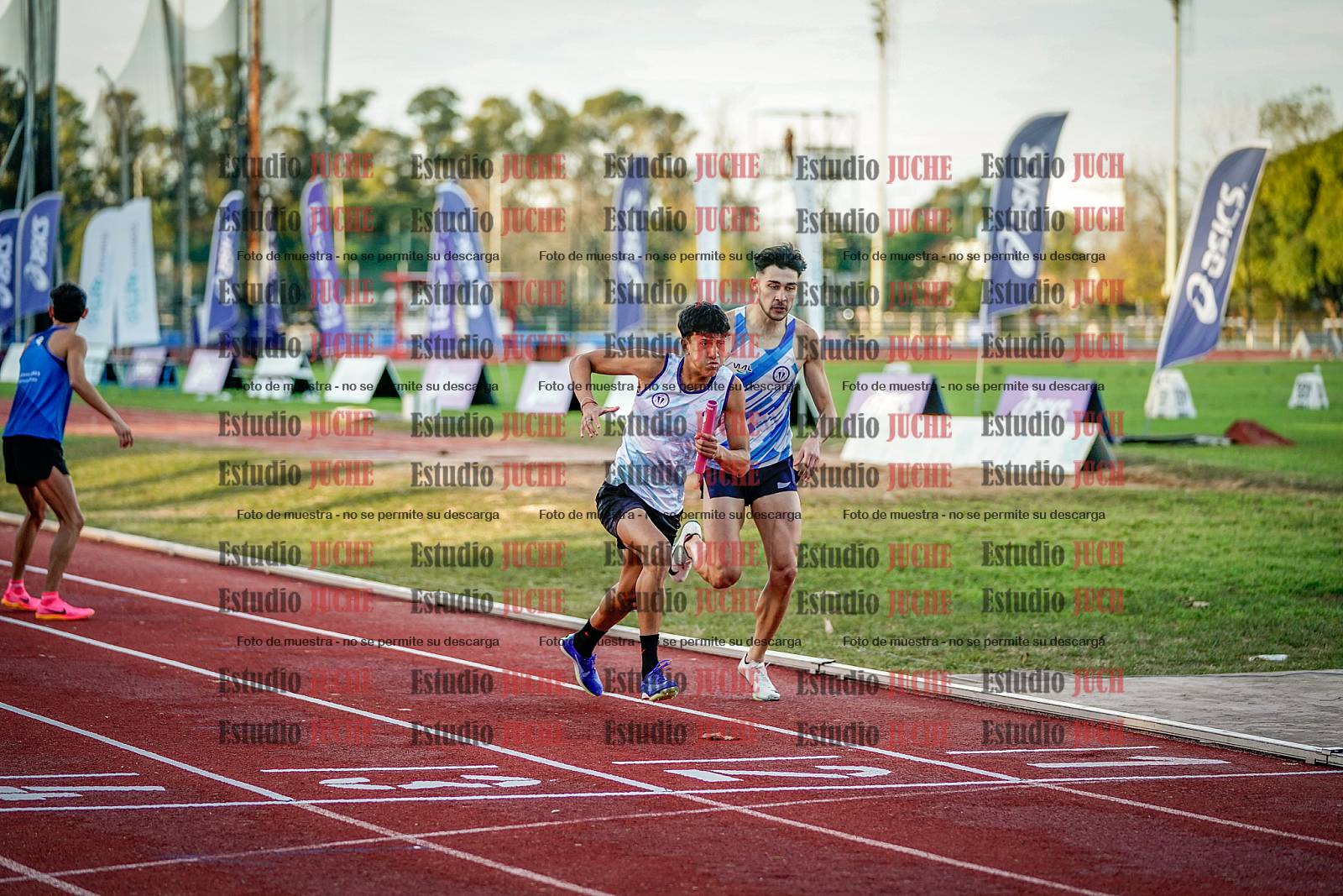 Fotos de las postas 4x400 m de varones