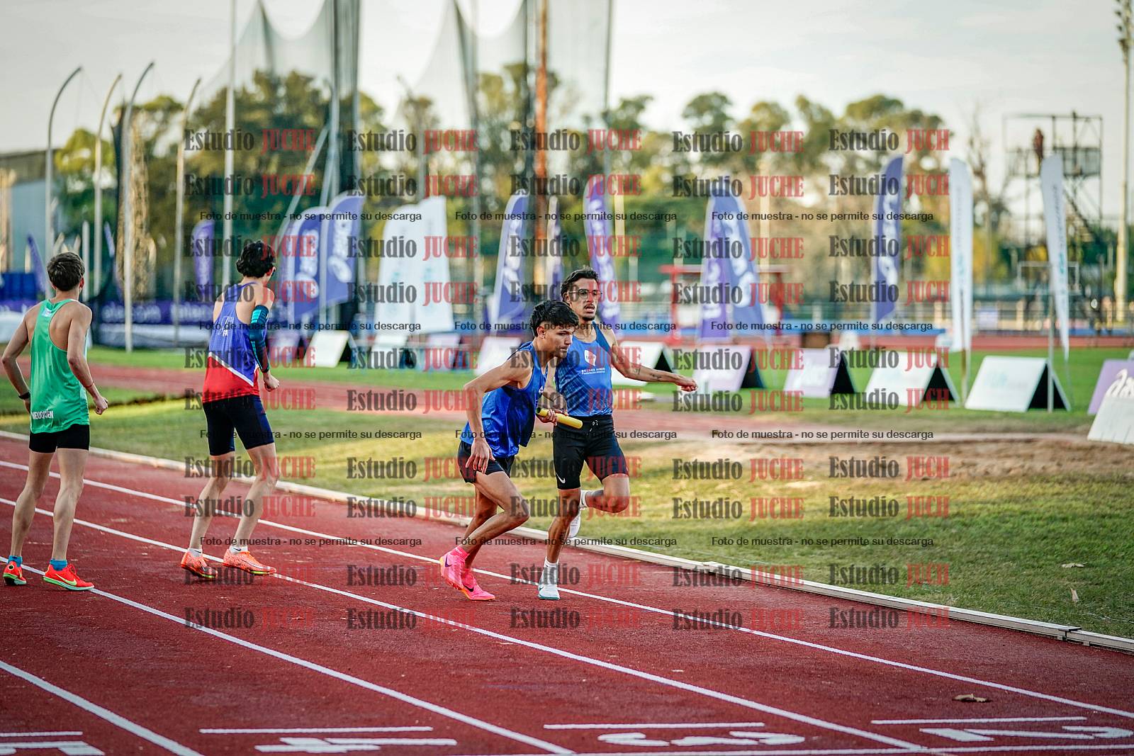 Fotos de las postas 4x400 m de varones