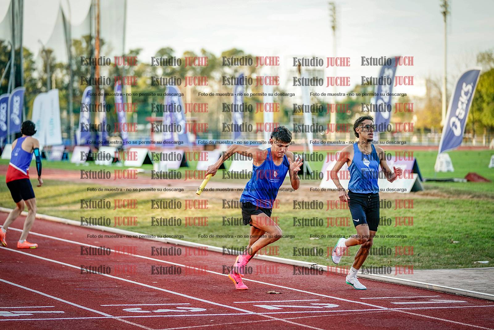 Fotos de las postas 4x400 m de varones
