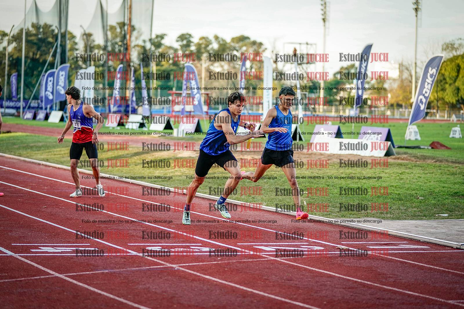 Fotos de las postas 4x400 m de varones