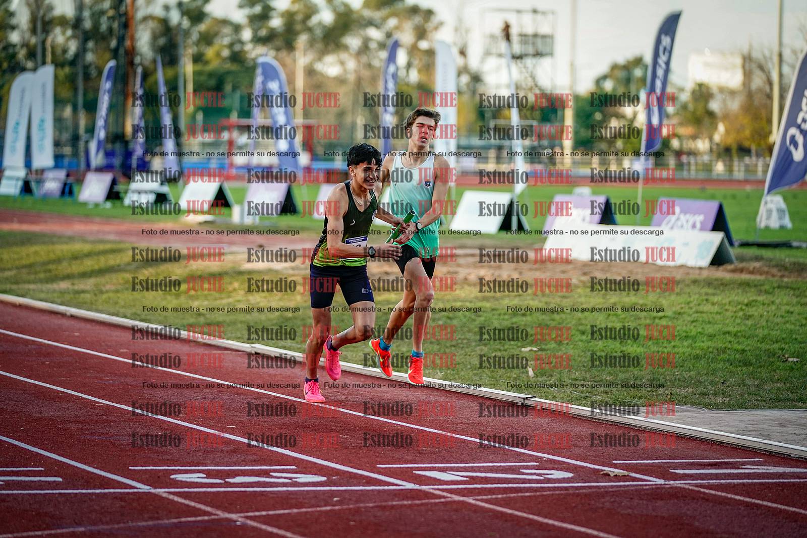 Fotos de las postas 4x400 m de varones