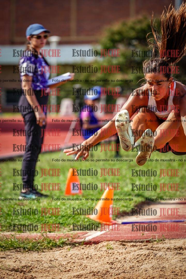 Fotos del salto en largo de mujeres