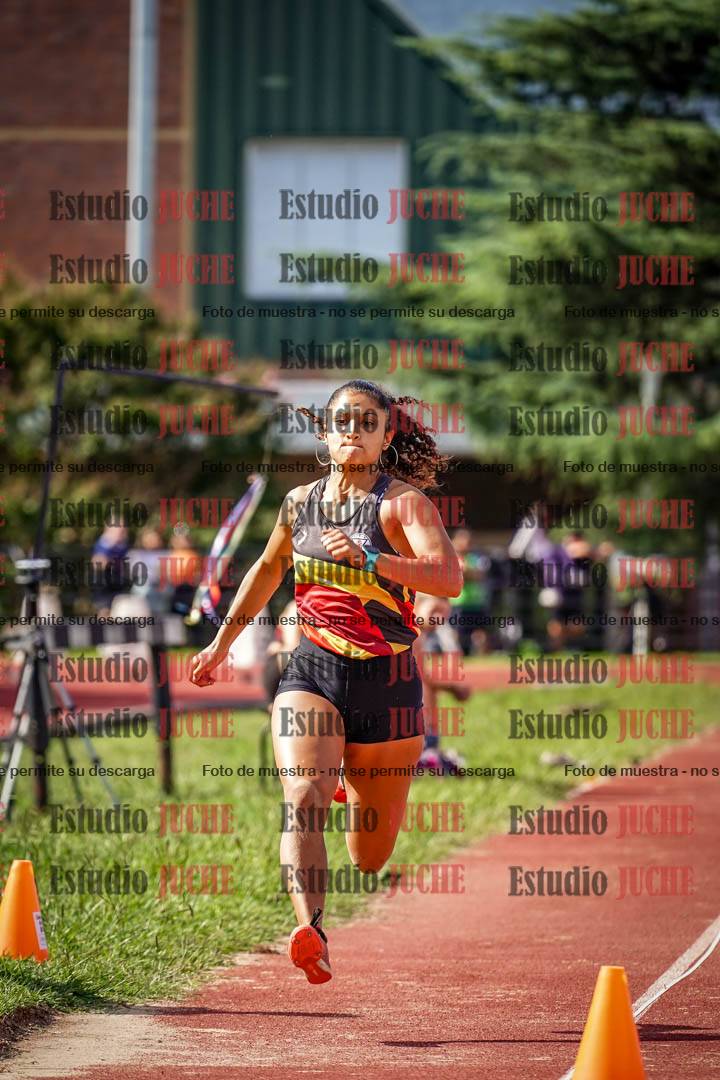 Fotos del salto en largo de mujeres