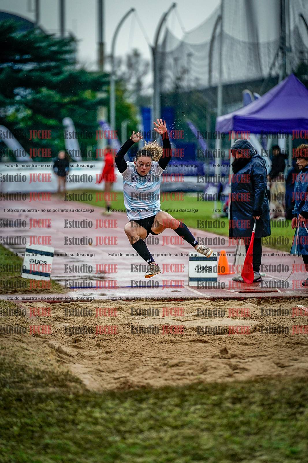 Fotos del salto en largo de mujeres