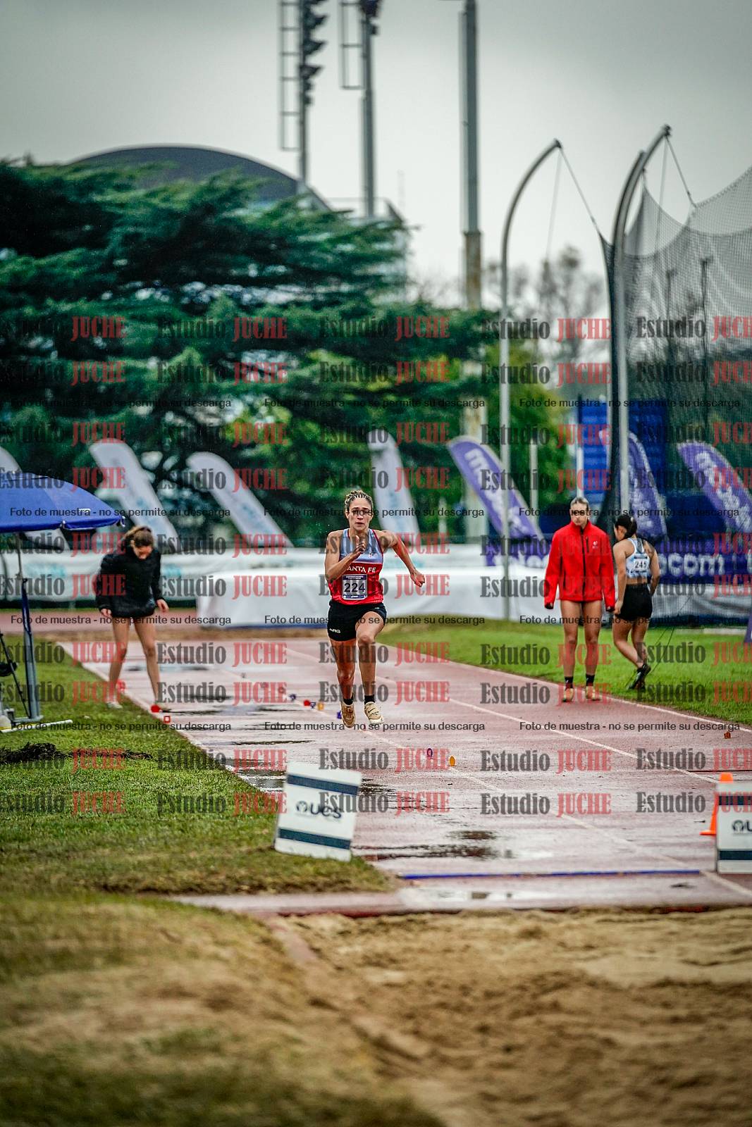 Fotos del salto en largo de mujeres