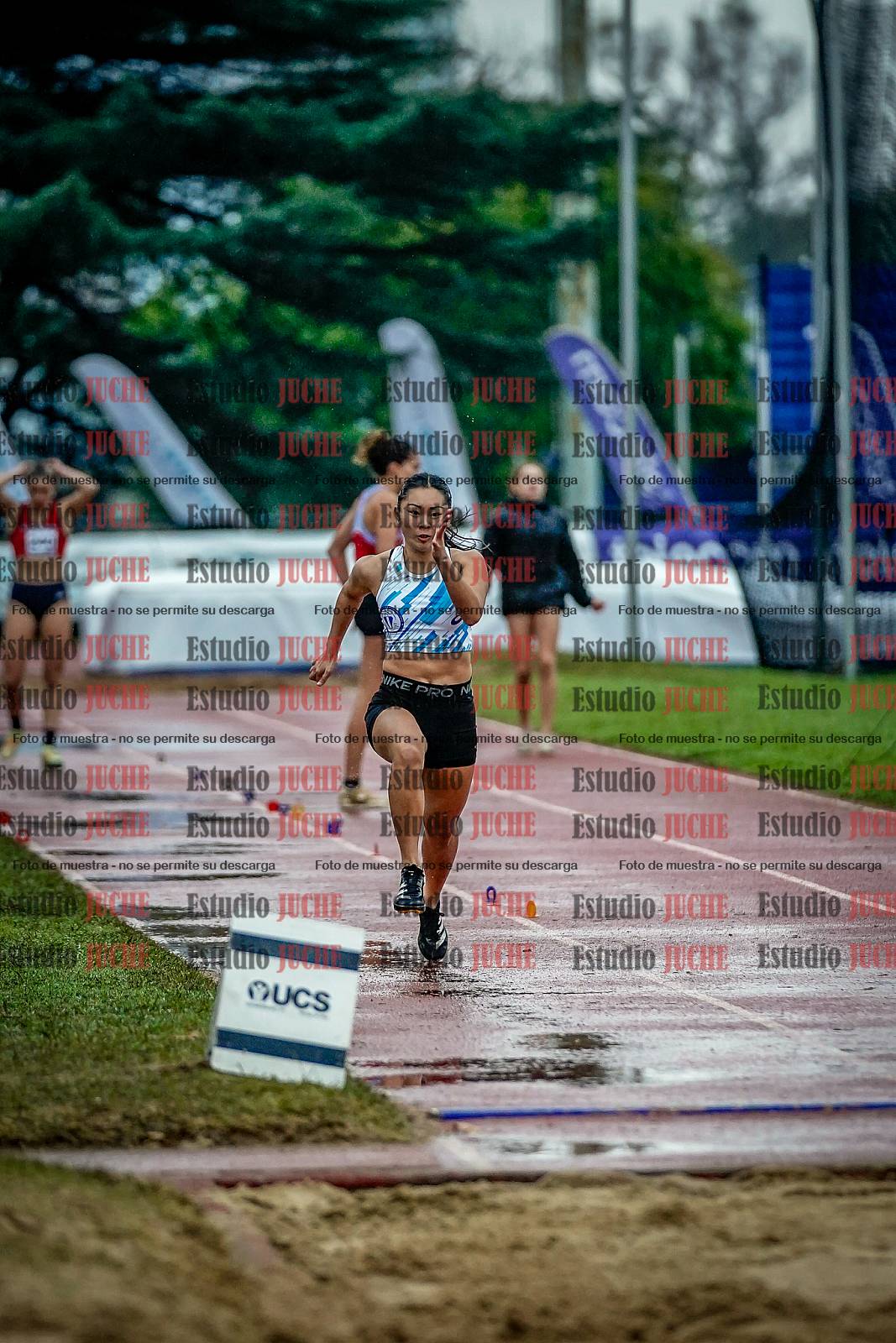 Fotos del salto en largo de mujeres