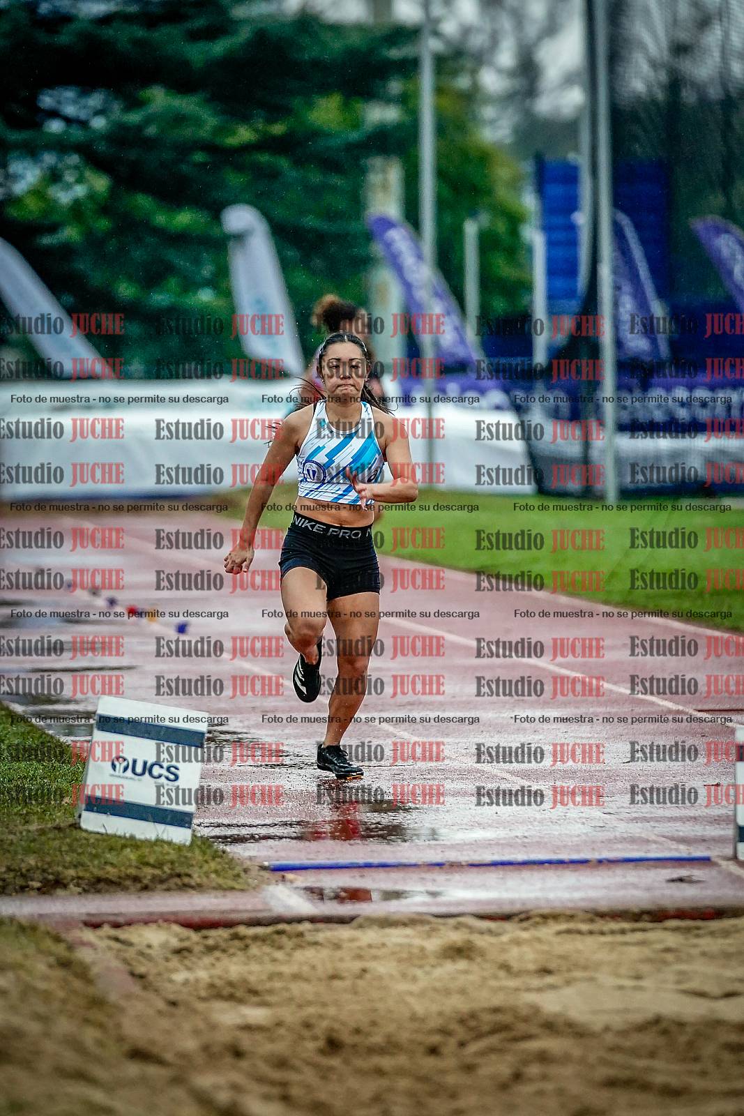 Fotos del salto en largo de mujeres