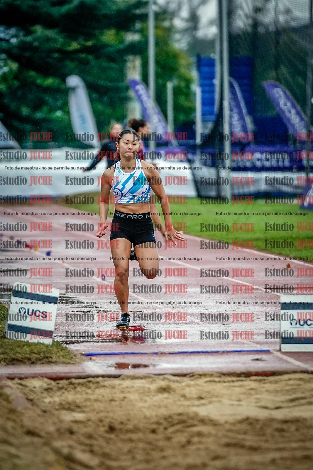 Fotos del salto en largo de mujeres