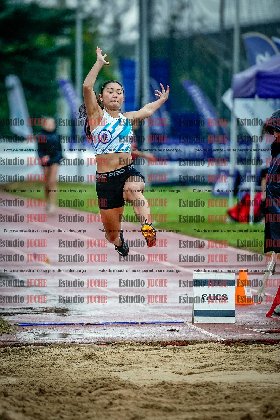 Fotos del salto en largo de mujeres