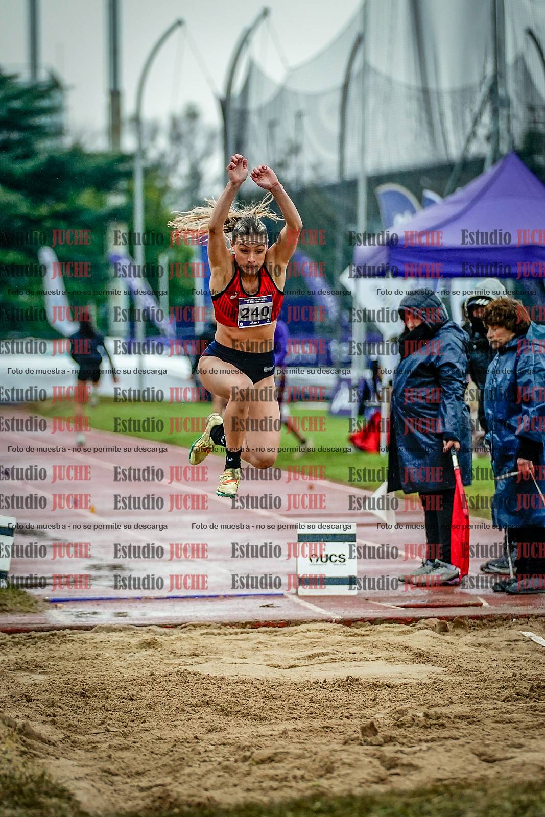 Fotos del salto en largo de mujeres