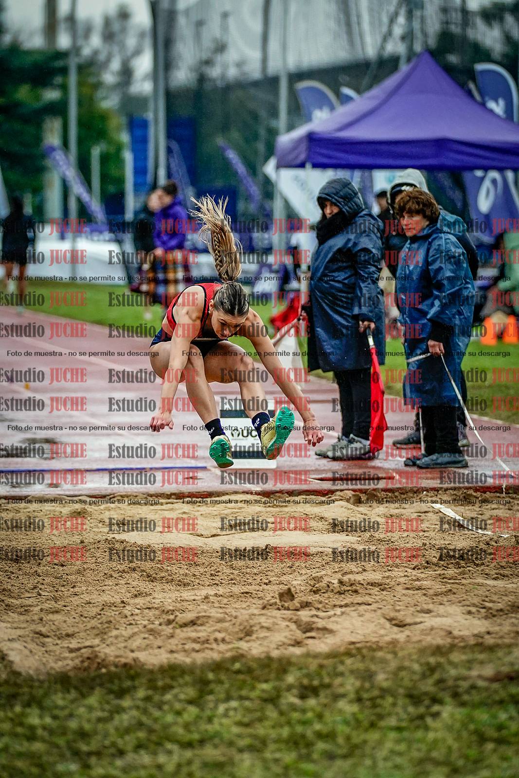 Fotos del salto en largo de mujeres