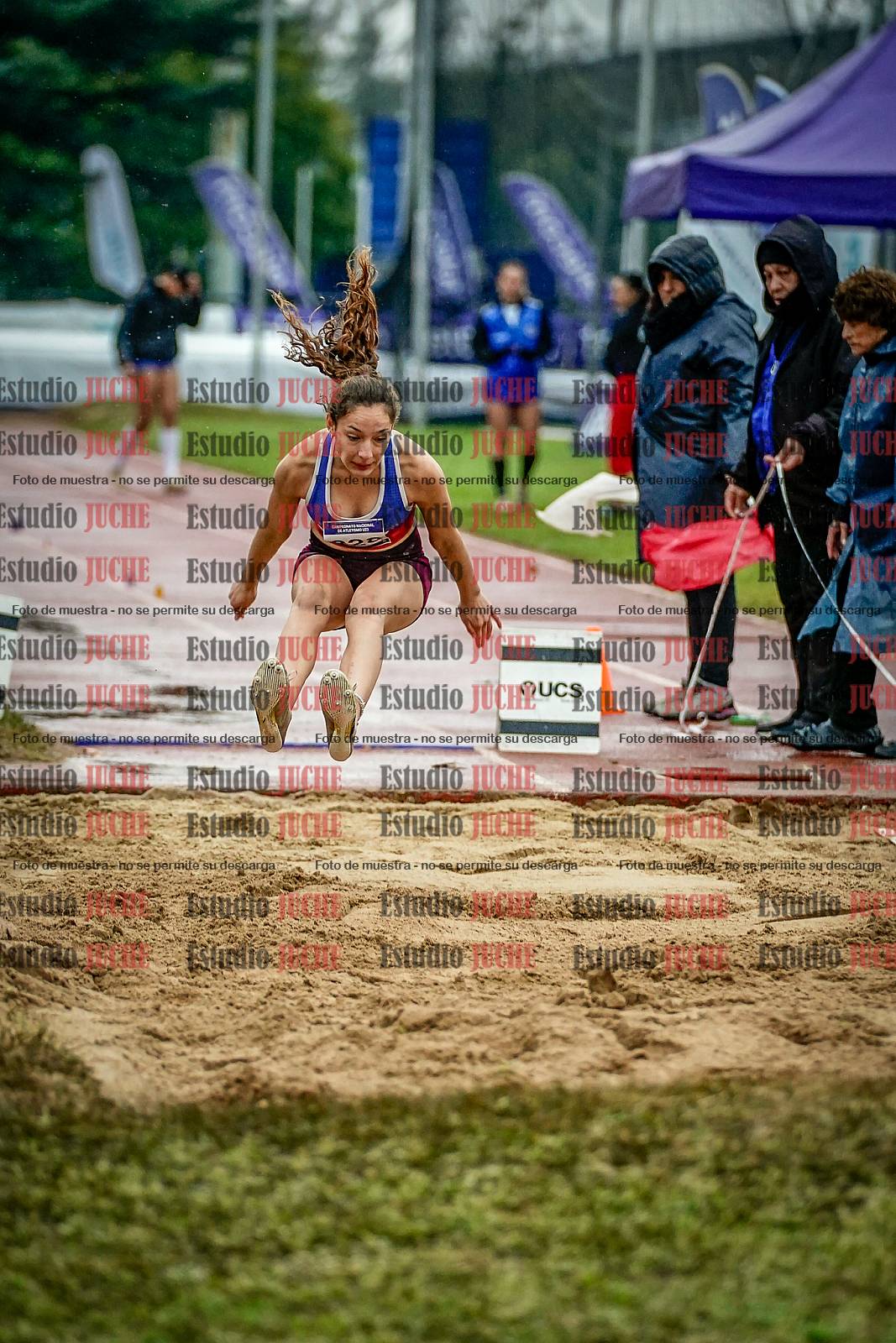 Fotos del salto en largo de mujeres