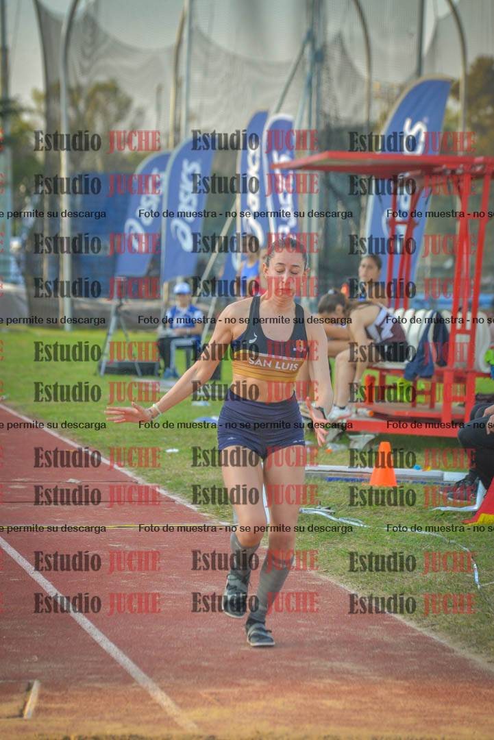Fotos del salto en largo de mujeres