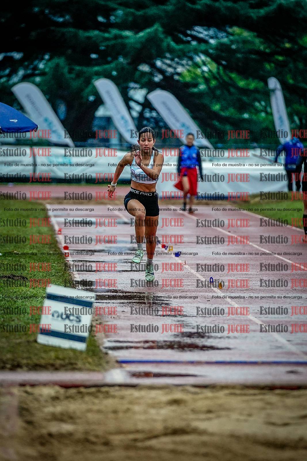 Fotos del salto en largo de mujeres