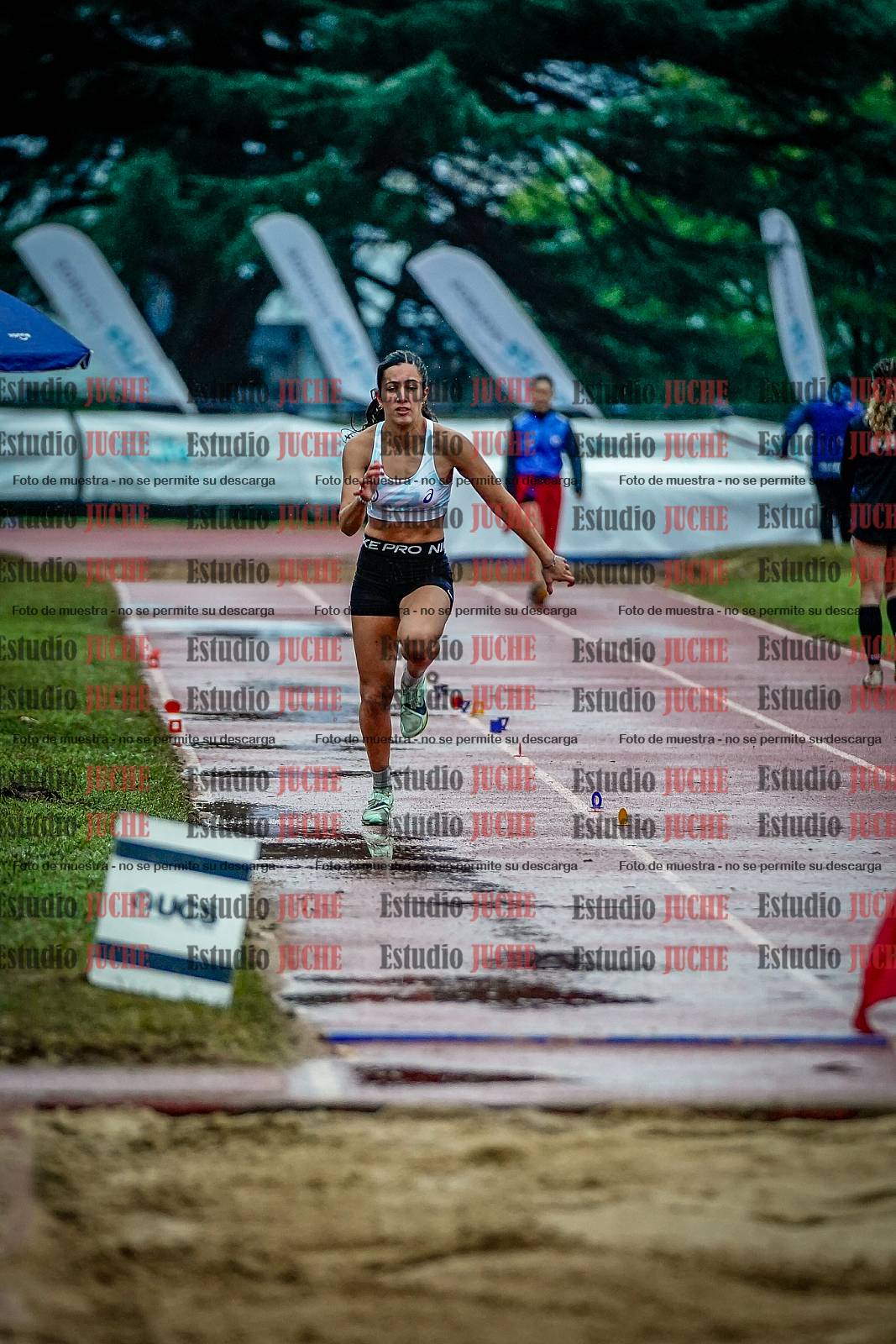 Fotos del salto en largo de mujeres